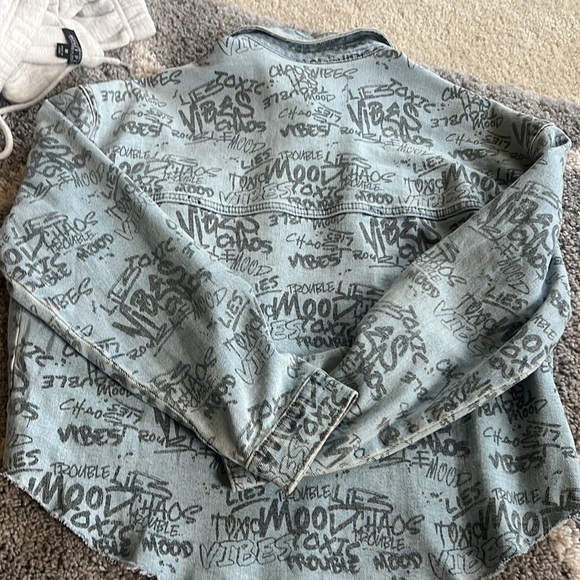 Fashion Nova Say Leas Graffiti Printed Denim Jacket - Size M - Picture 6 of 7